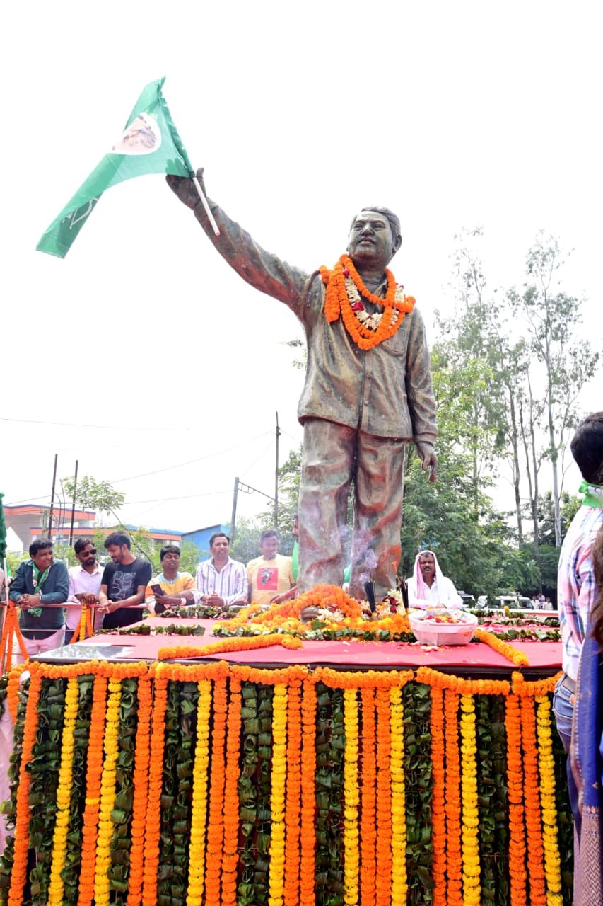 झारखंड आंदोलन के प्रणेता दुर्गा सोरेन की जयंती पर बेटियों ने दी श्रद्धांजलि, RIMS-2 निर्माण पर उठाए सवाल। 6 IMG 20250910 WA0053