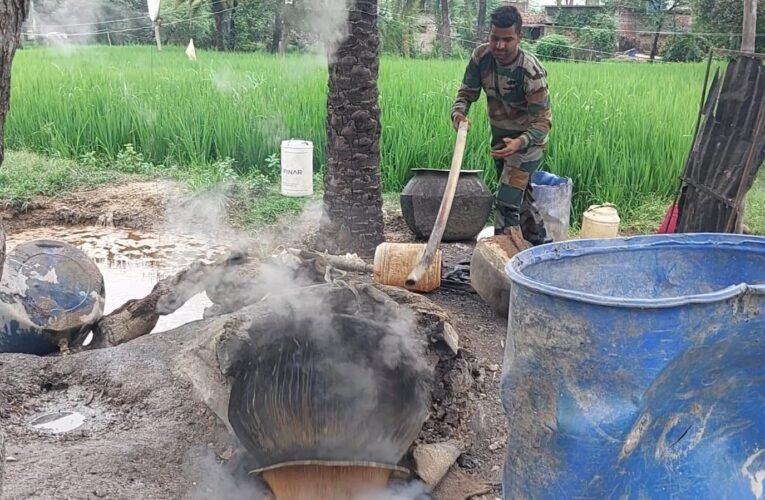 चतरा पुलिस की बड़ी कार्रवाई: हंटरगंज में तीन अवैध शराब भट्टियों को किया ध्वस्त