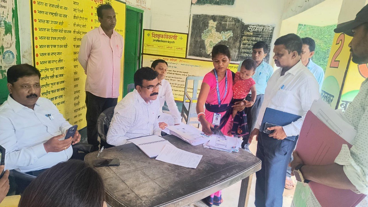 मुख्य निर्वाचन पदाधिकारी ने सुदूरवर्ती मतदान केंद्रों का किया दौरा, मतदाता सूची के एसएसआर कार्य की सराहना IMG-20250915-WA0084_copy_1280x720
