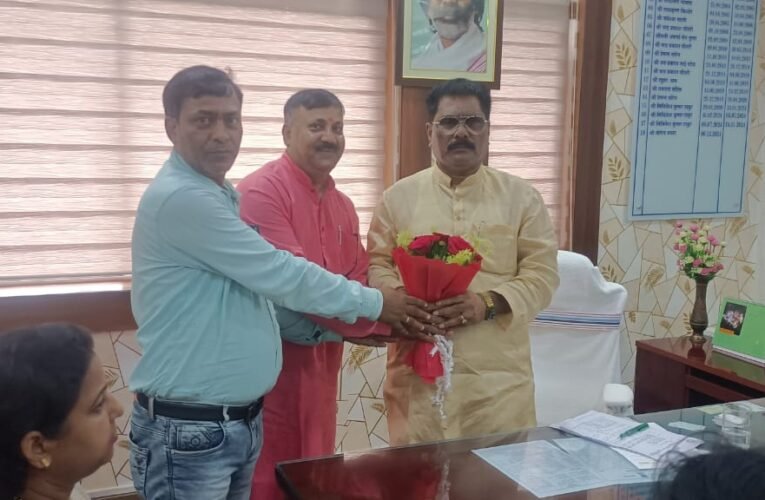 झारखंड राज्य अराजपत्रित कर्मचारी महासंघ ने मंत्री योगेंद्र प्रसाद से की मुलाकात, स्थायी बहाली और मानदेय बढ़ाने की रखी मांग।