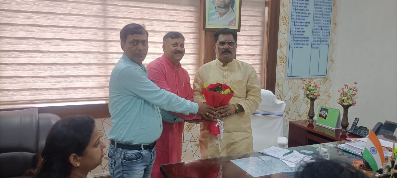 झारखंड राज्य अराजपत्रित कर्मचारी महासंघ ने मंत्री योगेंद्र प्रसाद से की मुलाकात, स्थायी बहाली और मानदेय बढ़ाने की रखी मांग। 5 Jharkhand State Non-Gazetted Employees Federation met Minister Yogendra Prasad, demanded permanent reinstatement and increase in honorarium.