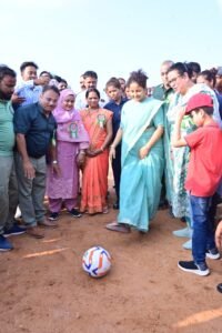 गांडे विधायक कल्पना सोरेन ने तेलोडीह में फुटबॉल टूर्नामेंट में बतौर और मुख्य अतिथि के रूप में लिया हिस्सा 9 IMG 20250928 WA0009