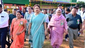 गांडे विधायक कल्पना सोरेन ने तेलोडीह में फुटबॉल टूर्नामेंट में बतौर और मुख्य अतिथि के रूप में लिया हिस्सा 8 IMG 20250928 WA0013