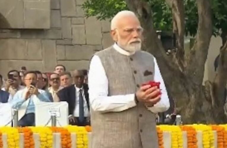 प्रधानमंत्री नरेंद्र मोदी ने गांधी जयंती पर राजघाट पहुंचकर महात्मा गांधी को दी श्रद्धांजलि