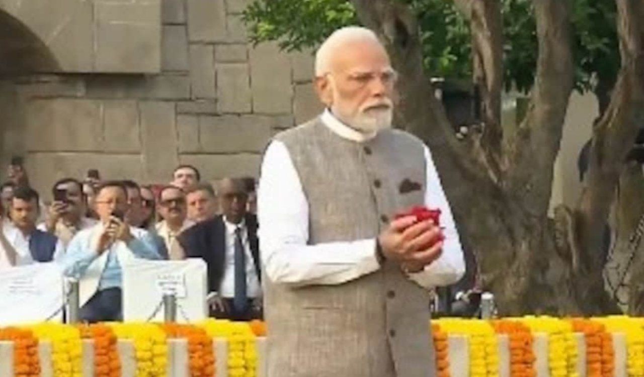 प्रधानमंत्री नरेंद्र मोदी ने गांधी जयंती पर राजघाट पहुंचकर महात्मा गांधी को दी श्रद्धांजलि