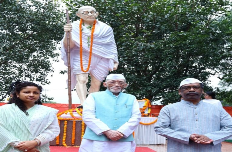 राज्यपाल और मुख्यमंत्री ने राष्ट्रपिता महात्मा गांधी और लाल बहादुर शास्त्री को दी श्रद्धांजलि