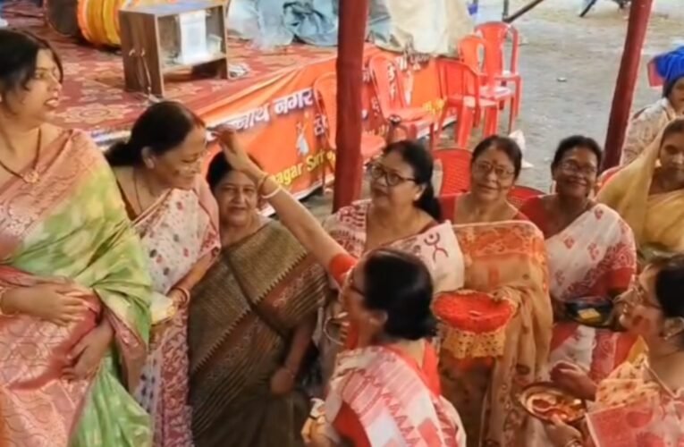 विजया दशमी पर झारखंड में सुहागिन महिलाओं ने उत्साह के साथ मनाया ‘सिंदूर खेला’