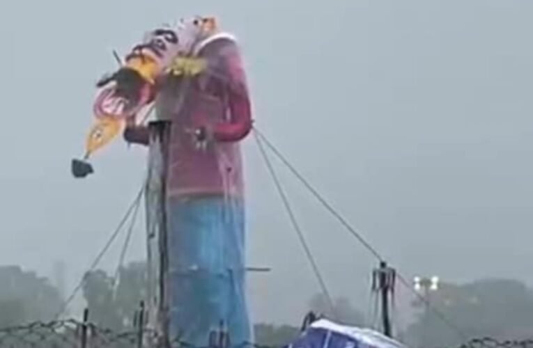गांधी मैदान में रावण दहन पर बारिश ने डाला खलल, रावण का सिर जलने से पहले ही टूटकर लटक गया