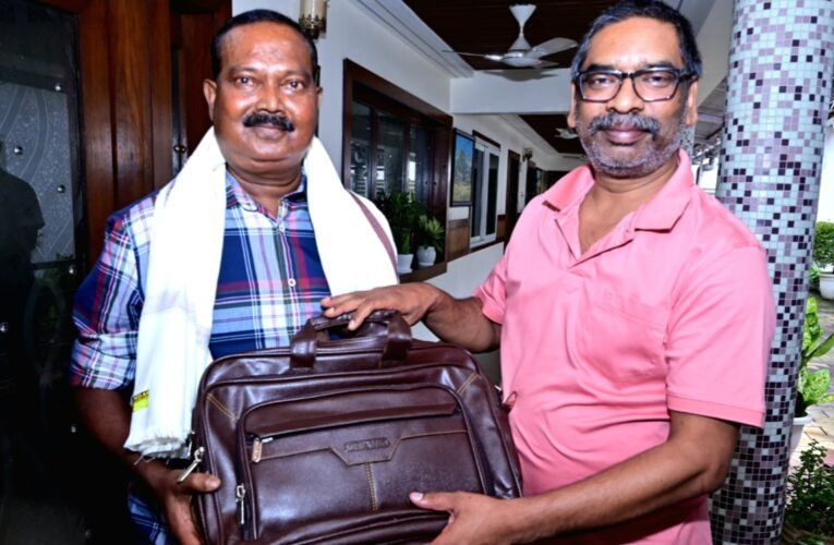 मुख्यमंत्री हेमन्त सोरेन ने सेवानिवृत्त हवलदार दिलीप तिर्की को किया सम्मानित