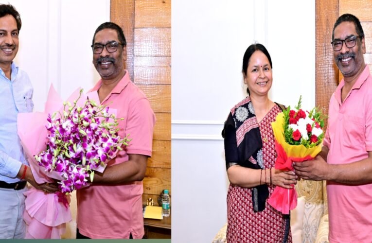 मुख्यमंत्री हेमन्त सोरेन से राज्य निर्वाचन आयुक्त और विकास आयुक्त ने की शिष्टाचार भेंट