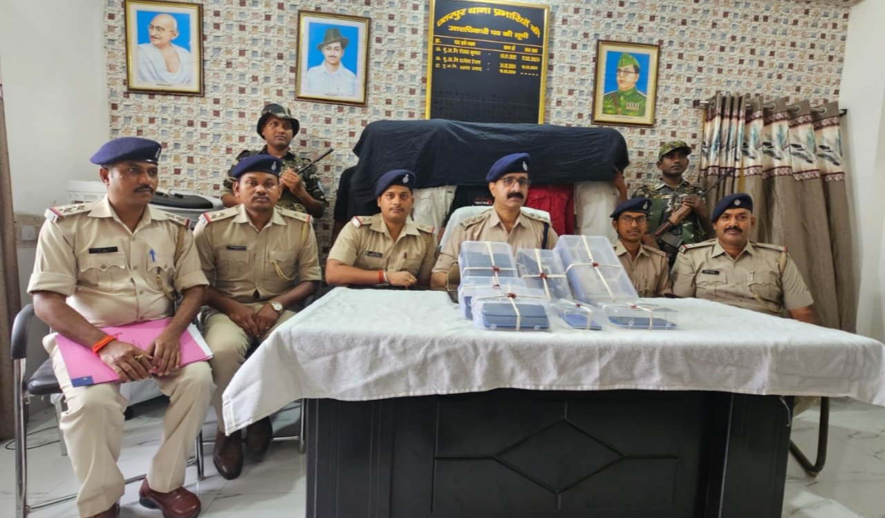 पलामू में मंदेया ओवर ब्रिज लूटकांड का खुलासा, पांच अपराधी गिरफ्तार 20251003_194715