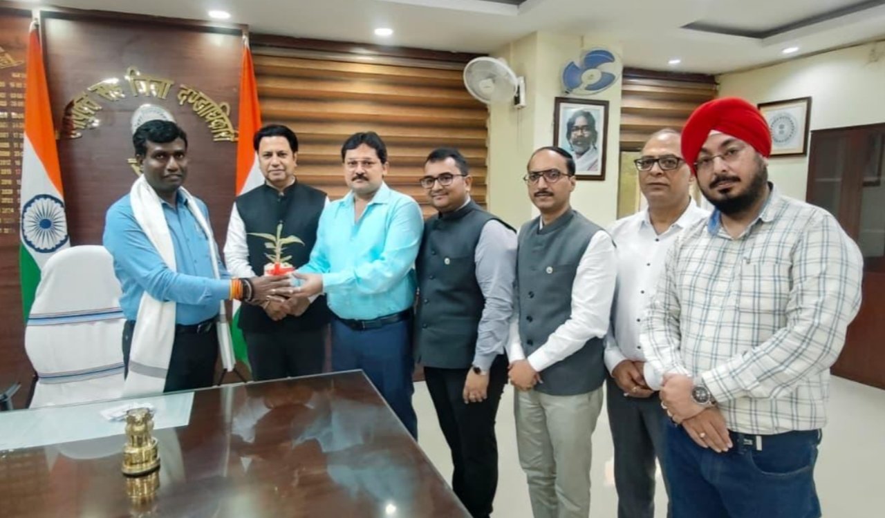 झारखंड चैंबर ऑफ कॉमर्स ने उपायुक्त से की मुलाकात, जिले के विकास पर हुई सकारात्मक चर्चा 5 20251003 200243