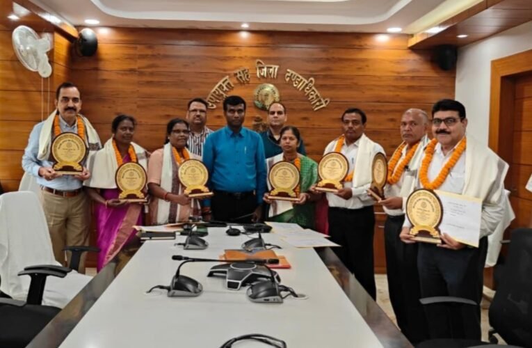 सेवानिवृत्त शिक्षकों के लिए विदाई सम्मान समारोह का आयोजन, उपायुक्त ने मोमेंटो और शाल ओढ़ाकर किया सम्मानित