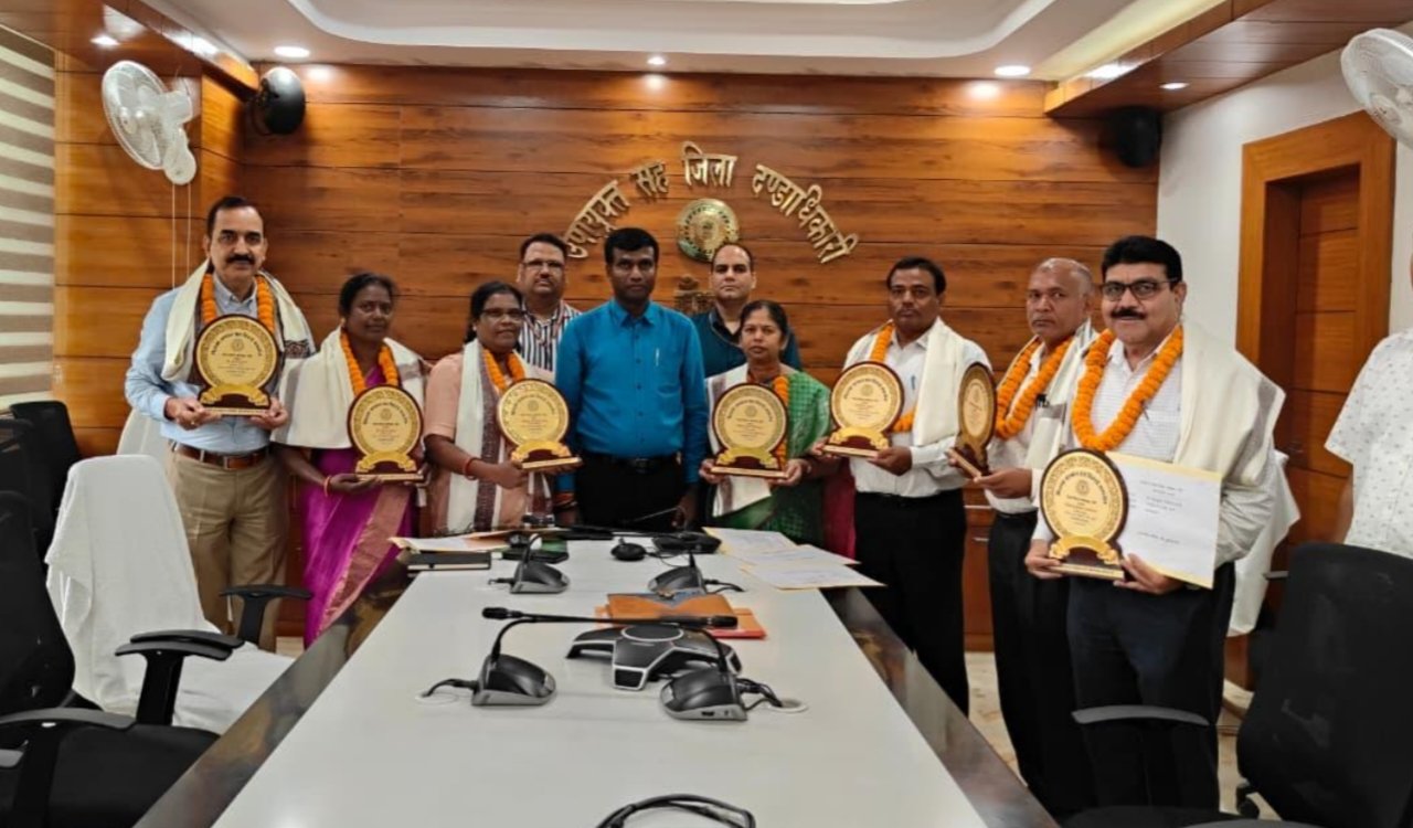 सेवानिवृत्त शिक्षकों के लिए विदाई सम्मान समारोह का आयोजन, उपायुक्त ने मोमेंटो और शाल ओढ़ाकर किया सम्मानित 1 20251004 185104