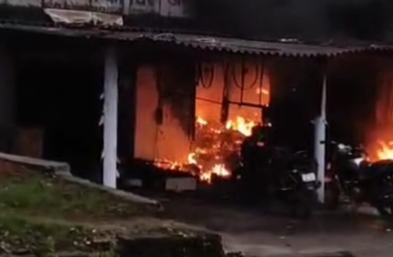 बाघमारा में गैस सिलेंडर विस्फोट से हड़कंप: बाइक जलकर राख, दो लोग झुलसे, लाखों का नुकसान