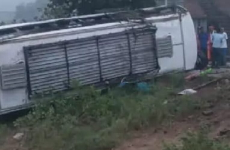 सतगांवां में बस पलटने से 11 यात्री घायल, 3 की हालत गंभीर, राहत और बचाव कार्य जारी