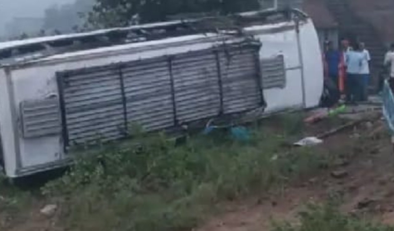 सतगांवां में बस पलटने से 11 यात्री घायल, 3 की हालत गंभीर, राहत और बचाव कार्य जारी 6 20251006 101212