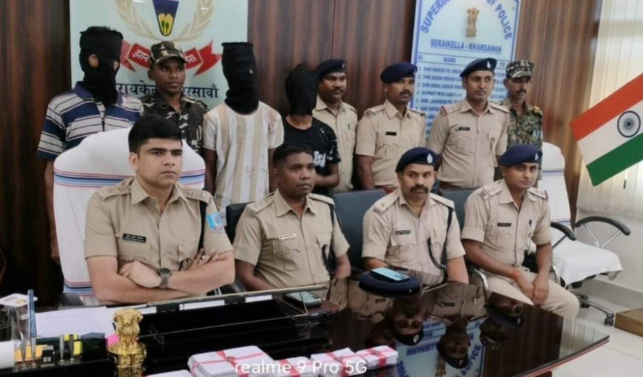 सरायकेला-खरसावाँ पुलिस ने 207.91 ग्राम ब्राउन शुगर के साथ तीन को किया गिरफ्तार 2 20251006 222657