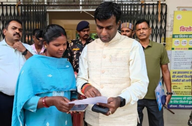 नामकुम अंचल कार्यालय का उपायुक्त ने किया औचक निरीक्षण, पारदर्शिता और जवाबदेही पर दिया जोर