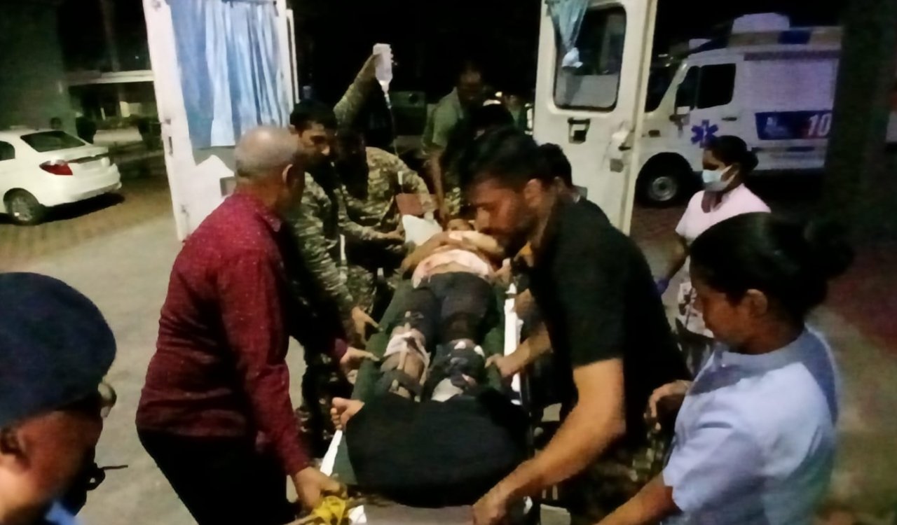 सारंडा जंगल में नक्सलियों का तांडव: आईईडी ब्लास्ट से सीआरपीएफ इंस्पेक्टर घायल, पुलिया को भी उड़ाया 6 20251010 214308