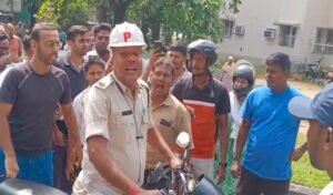 जमशेदपुर: ट्रैफिक पुलिस की लापरवाही से स्कूटी सवार महिला घायल, जबाबदेही छोड़ भागे ट्रैफिक पुलिसकर्मी ! 7 20251011 141618