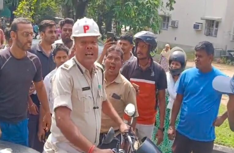 जमशेदपुर: ट्रैफिक पुलिस की लापरवाही से स्कूटी सवार महिला घायल, जबाबदेही छोड़ भागे ट्रैफिक पुलिसकर्मी !