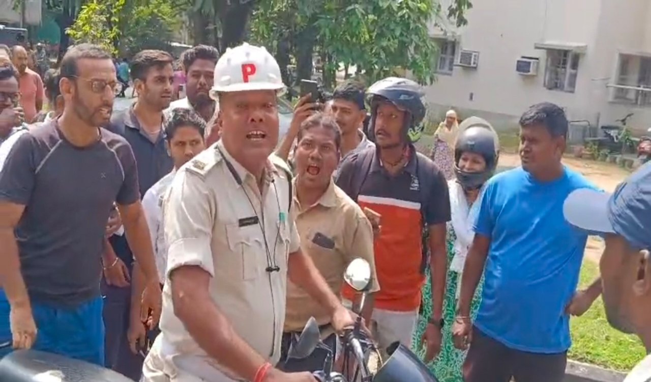 जमशेदपुर: ट्रैफिक पुलिस की लापरवाही से स्कूटी सवार महिला घायल, जबाबदेही छोड़ भागे ट्रैफिक पुलिसकर्मी ! 6 20251011 141618
