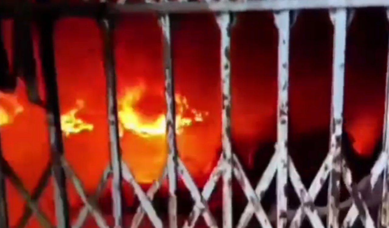 झरिया के प्राचीन मां मंगल चंडी मंदिर में भीषण आग, लाखों का नुकसान 5 20251011 155148