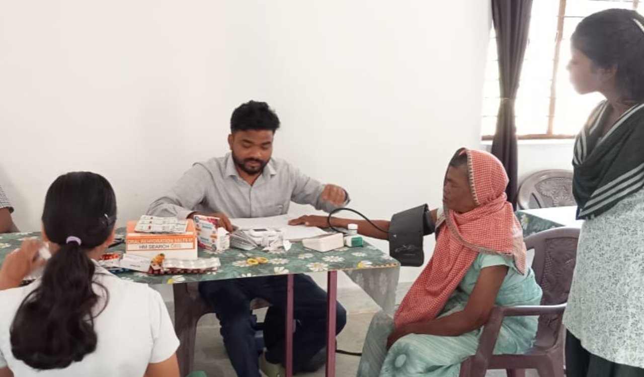 वृद्धा आश्रम में स्वास्थ्य जांच शिविर का आयोजन, निःशुल्क दवाइयां वितरित 4 20251011 163158