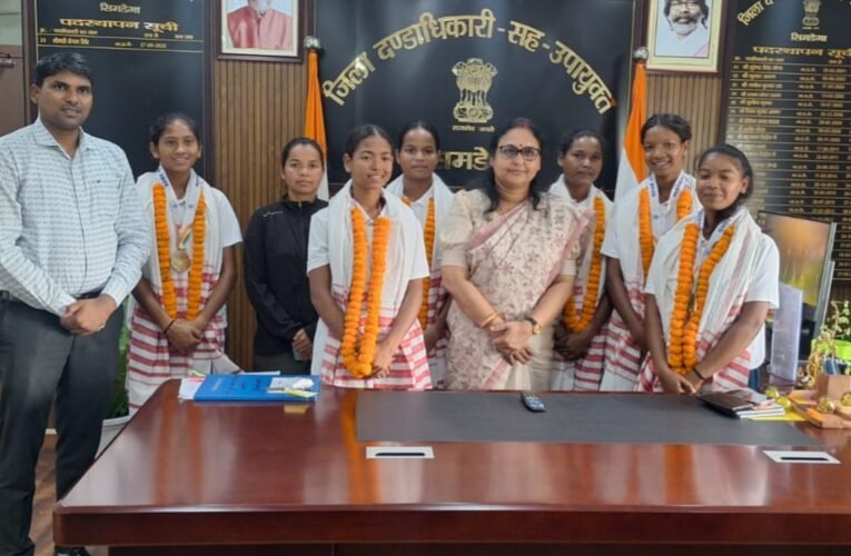 विश्व बालिका दिवस: सिमडेगा की बेटियों ने रचा इतिहास, उपायुक्त ने दी शुभकामनाएं
