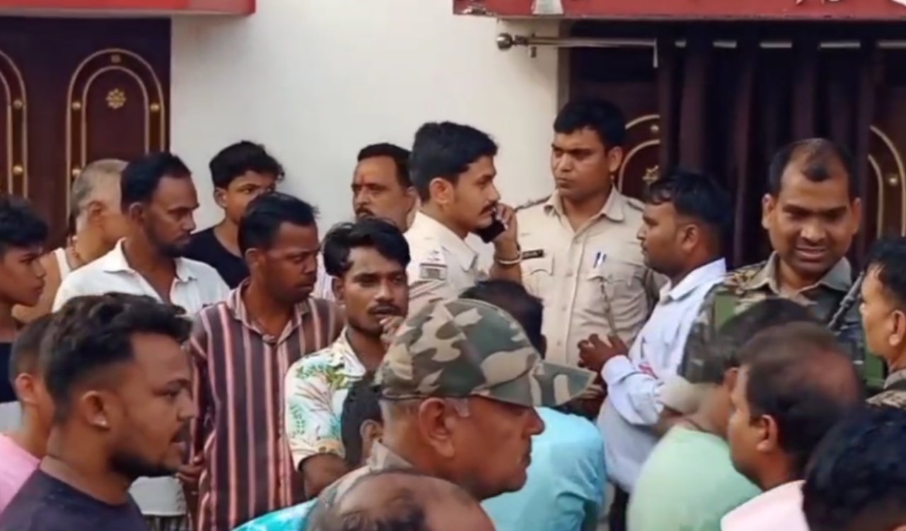 धनबाद के हरिहरपुर में लव स्टोरी का खौफनाक अंत: बेटी के रिश्ते से नाराज परिजनों ने प्रेमी को घर बुलाकर काट डाला, शव को छिपाया 4 20251011 204612