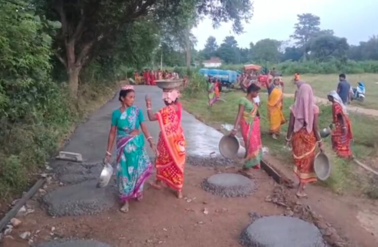 सुंडील की महिलाओं ने श्रमदान से बनाई 265 फीट की सड़क, सरकारी तंत्र को दिखाया आईना