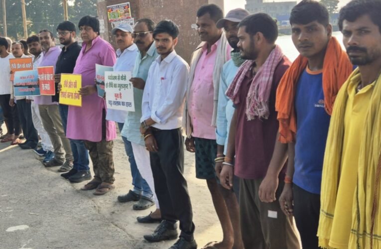 रांची झील बचाओ अभियान समिति ने बड़ा तालाब के संरक्षण के लिए बनाई मानव श्रृंखला