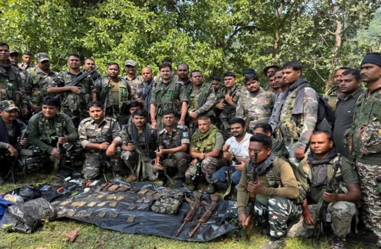 झारखंड: हजारीबाग-बोकारो सीमा पर नक्सलियों के भारी हथियार जखीरा बरामद, सुरक्षा बलों का बड़ा सफल अभियान
