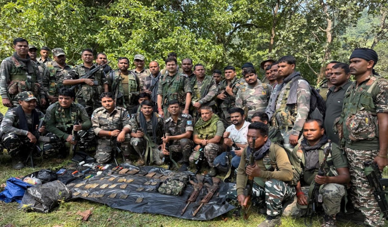 झारखंड: हजारीबाग-बोकारो सीमा पर नक्सलियों के भारी हथियार जखीरा बरामद, सुरक्षा बलों का बड़ा सफल अभियान 4 20251013 155320