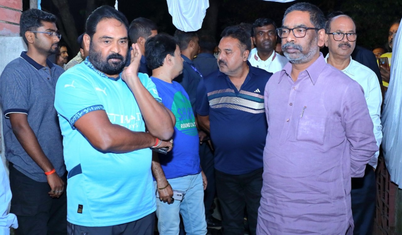 मुख्यमंत्री हेमन्त सोरेन ने विनोद कुमार पाण्डेय के आवास पहुंचकर उनकी माता के निधन पर जताया शोक 6 20251013 221927