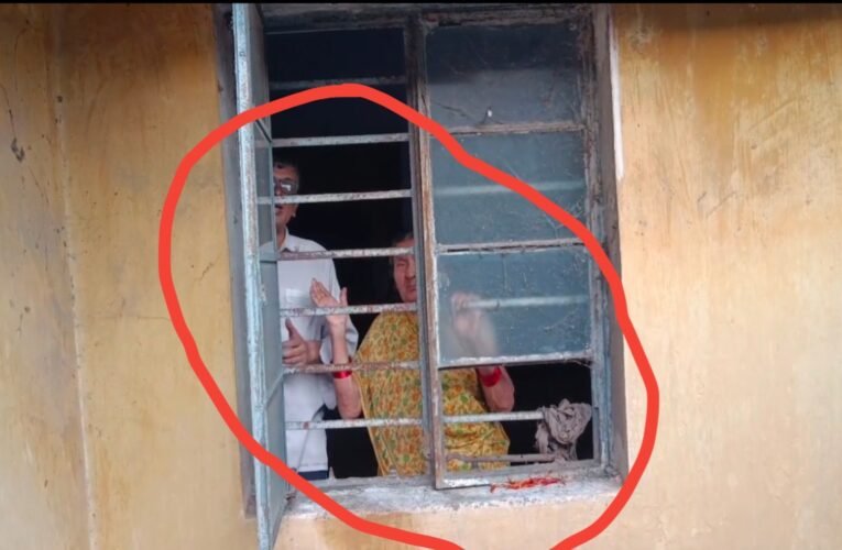 बोकारो में सनसनीखेज मामला: प्रॉपर्टी के लालच में 71 वर्षीय मां और 48 वर्षीय बेटे को 15 महीने तक बंद कमरे में बंधक बनाकर रखा ..