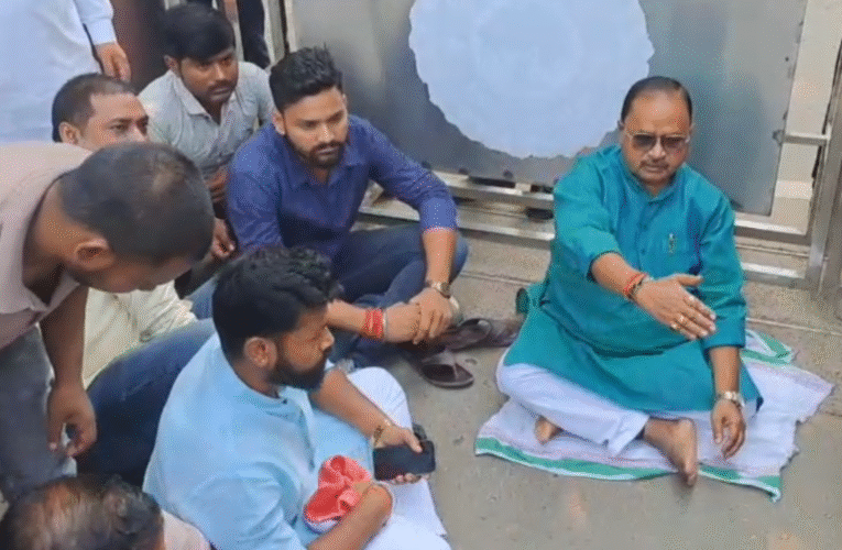 जेडीयू विधायक गोपाल मंडल ने सीएम आवास के बाहर धरना दिया, टिकट विवाद ने बढ़ाई एनडीए में खलबली