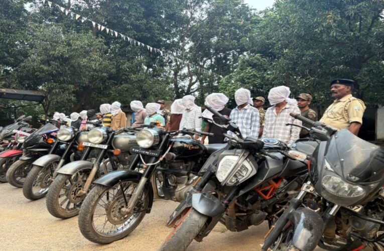 रांची पुलिस ने मोटरसाइकिल चोर गिरोह का किया भंडाफोड़, 15 अपराधी गिरफ्तार, 22 बाइक बरामद