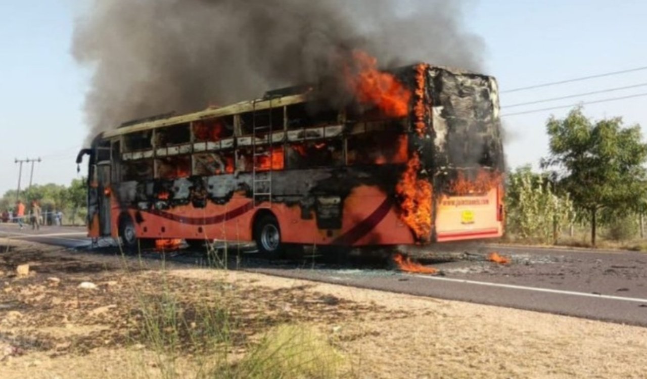 जैसलमेर में भयानक बस हादसा: चलती बस में भीषण आग, 15 से अधिक घायल; 10-12 मौतों की आशंका 8 20251014 210730