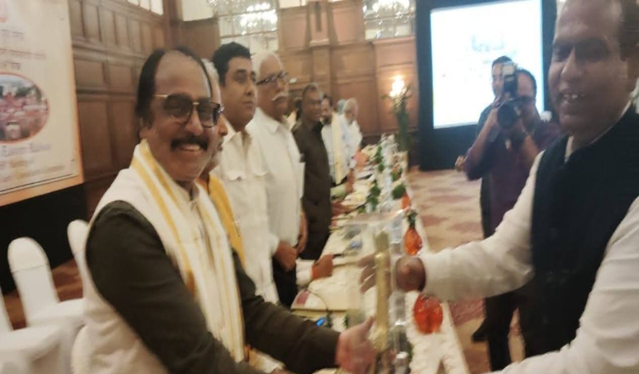 झारखंड में बेहतर रेल सेवाओं की मांग: ZRU CC बैठक में सतीश सिन्हा ने उठाए मुद्दे 6 20251015 192022