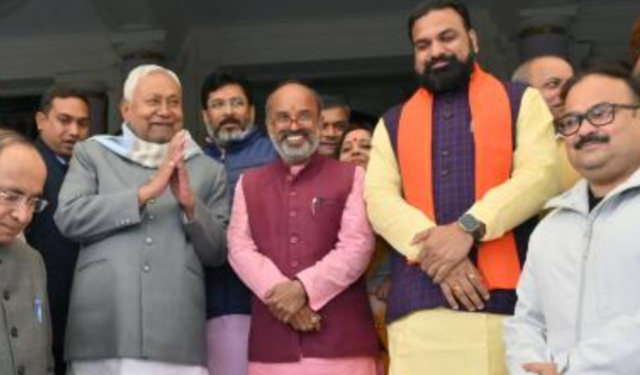 बिहार विधानसभा चुनाव: नामांकन के लिए आज बड़े नेताओं का जमावड़ा, तेज प्रताप समेत कई दिग्गज करेंगे नामांकन 20251016_095849