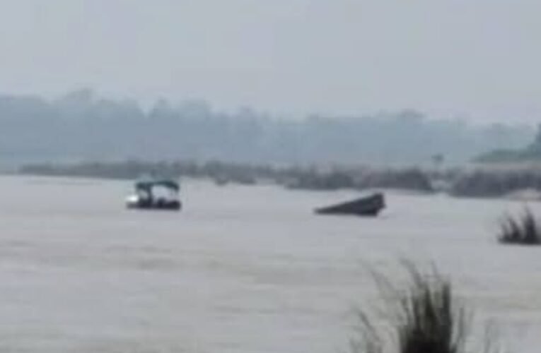 अवैध बालू खनन के दौरान दामोदर नदी में जलस्तर अचानक बढ़ा, चार ट्रैक्टर और इंजन डूबे; चालकों ने भागकर बचाई जान