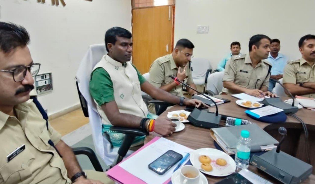 दीपावली, काली पूजा और छठ पर्व 2025: रांची में व्यापक तैयारियों के लिए उपायुक्त की अध्यक्षता में बैठक 6 20251017 190259