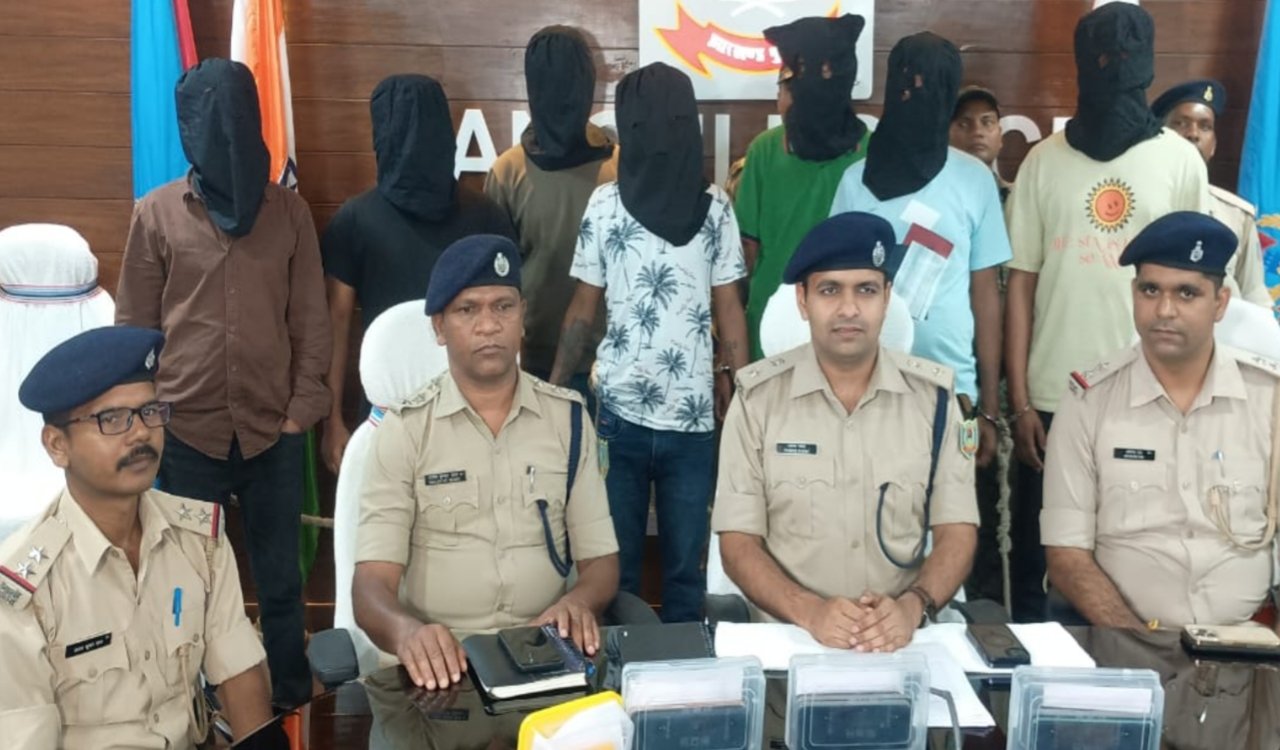 रांची में अपराधी गिरोह का भंडाफोड़, 7 गिरफ्तार, हथियार और वाहन बरामद 3 20251017 210516