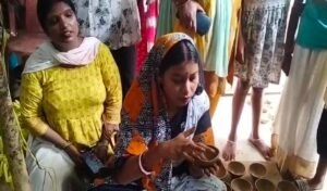 जमशेदपुर: विधायक पूर्णिमा साहू ने कुम्हारपारा में कारीगरों से की मुलाकात, 'वोकल फॉर लोकल' का दिया संदेश 12 20251018 130254