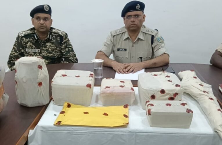 चाईबासा में नक्सलियों के खिलाफ बड़ी कार्रवाई, भारी मात्रा में हथियार और गोला-बारूद बरामद