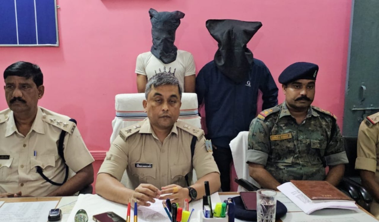 लोहरदगा में 168 किलो अवैध गांजा के साथ दो तस्कर गिरफ्तार, फोर्ड कार जब्त 4 20251018 205424