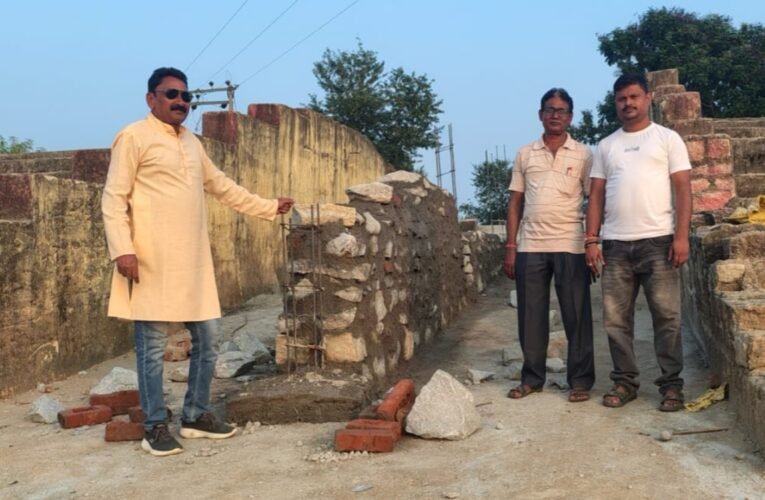 अवैध बालू तस्करी से छठ घाट पहुंच पथ को नुकसान, समिति कर रही मरम्मत