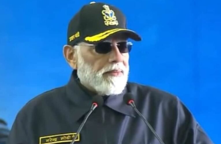 पीएम मोदी ने INS विक्रांत पर नौसेना के जवानों संग मनाई दिवाली: ‘आत्मनिर्भर भारत’ का प्रतीक बने विमानवाहक पोत पर दीये की रोशनी और मिठाई का स्वाद